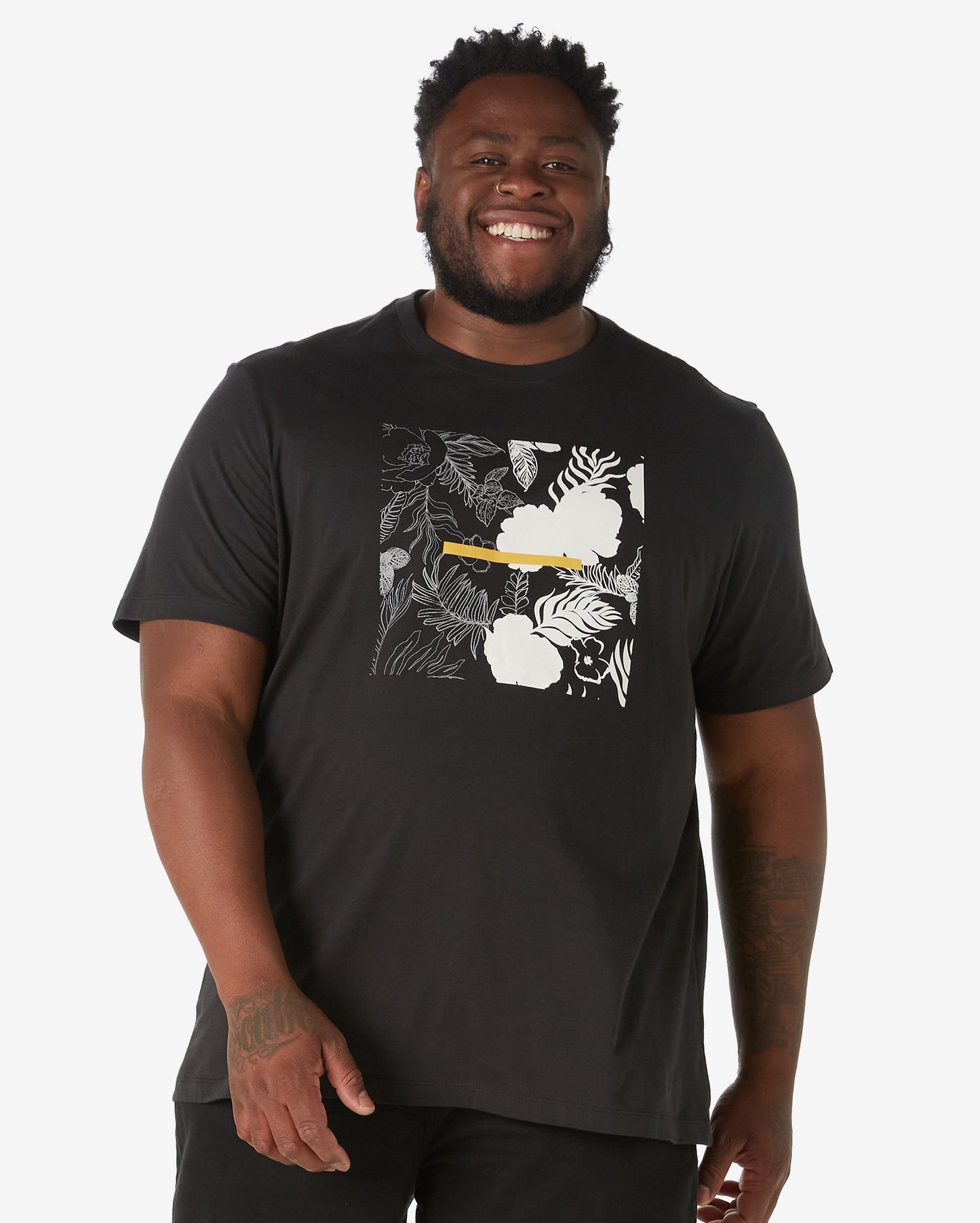 Camiseta masculina plus size de manga curta com estampa de folhas em preto da Allman for Riachuelo