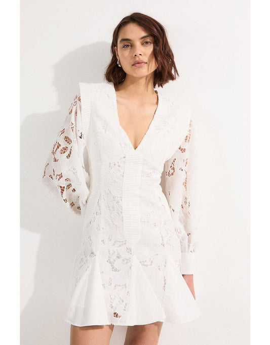 Mini vestido de tecido com mangas dramáticas bordadas e recortadas