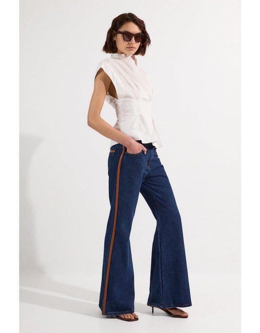 Jeans skinny flare in denim ed ecopelle con rifiniture laterali