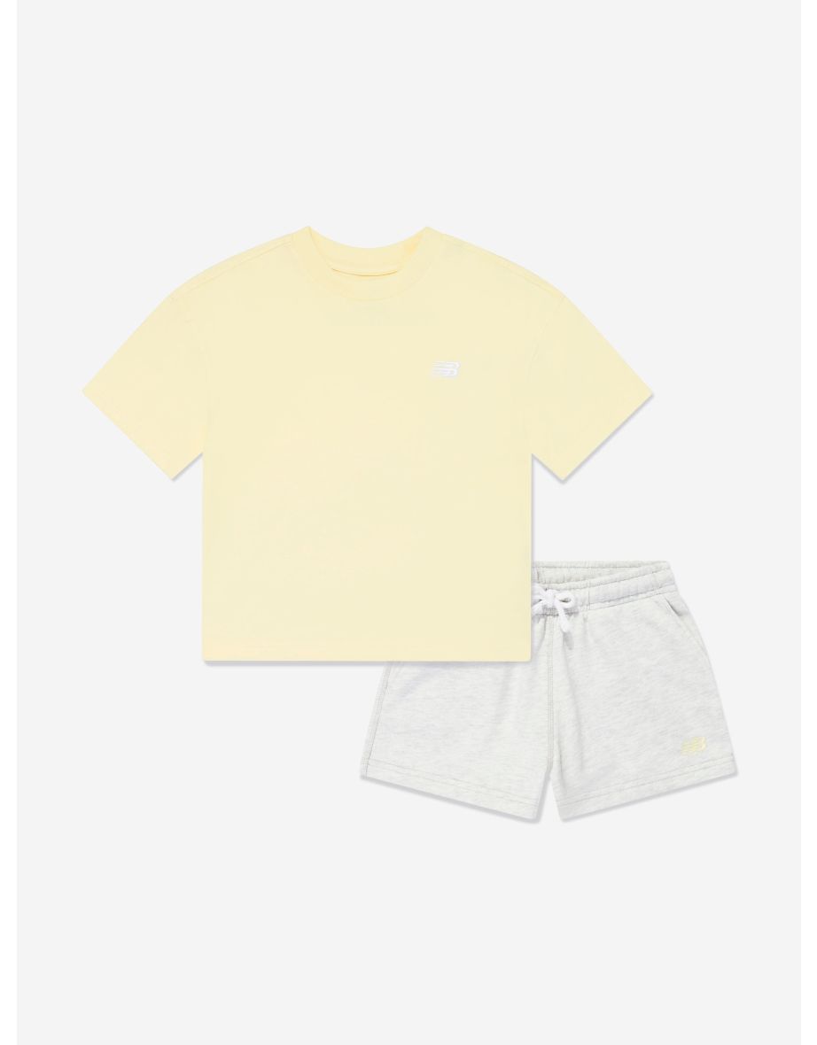 Conjunto de camiseta e calção amarelo com logotipo pequeno da New Balance Girls