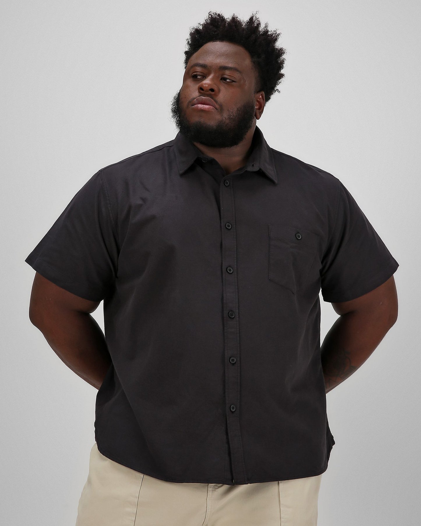 Camisa preta de manga curta plus size para homens - Allman By Riachuelo