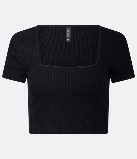 Blusa negra acanalada de cuello cuadrado