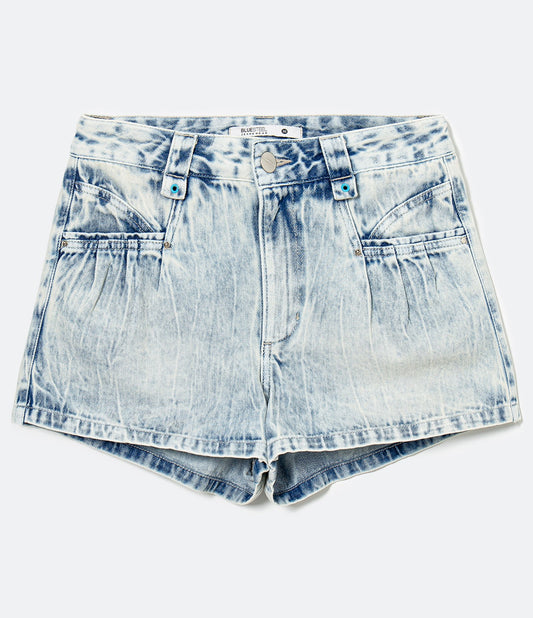 Shorts jeans lisos de lavagem clara com bolsos quadrados e pregas em azul