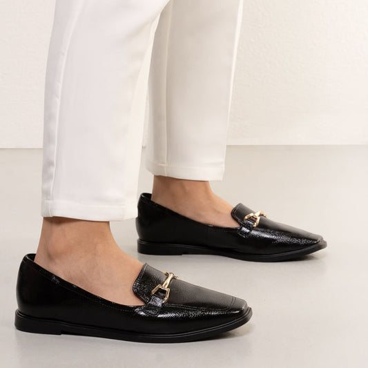 Sapatos mocassim femininos com detalhes em metal da Bebece
