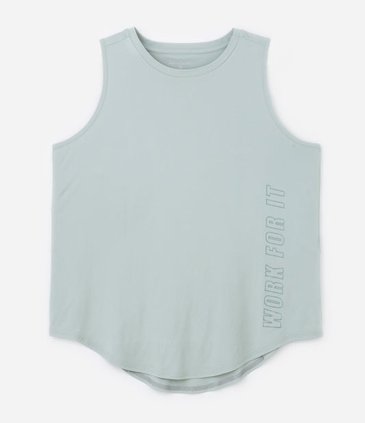 Camiseta esportiva Green Dry Technology com bainha curva e estampa, disponível nos tamanhos Curve e Plus
