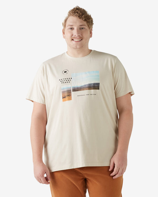 Camiseta masculina de manga curta plus size com paisagem externa em cáqui claro