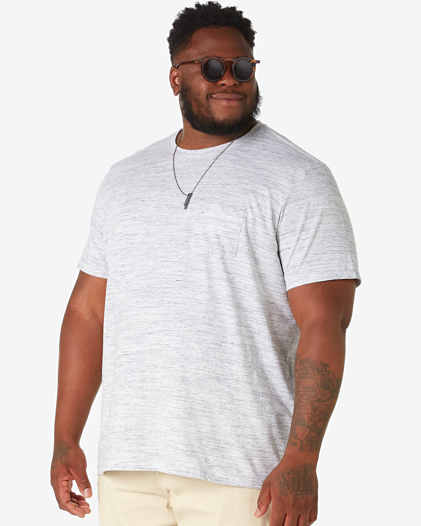 Camiseta masculina plus size de manga curta com bolso em cinza claro - Allman by Riachuelo
