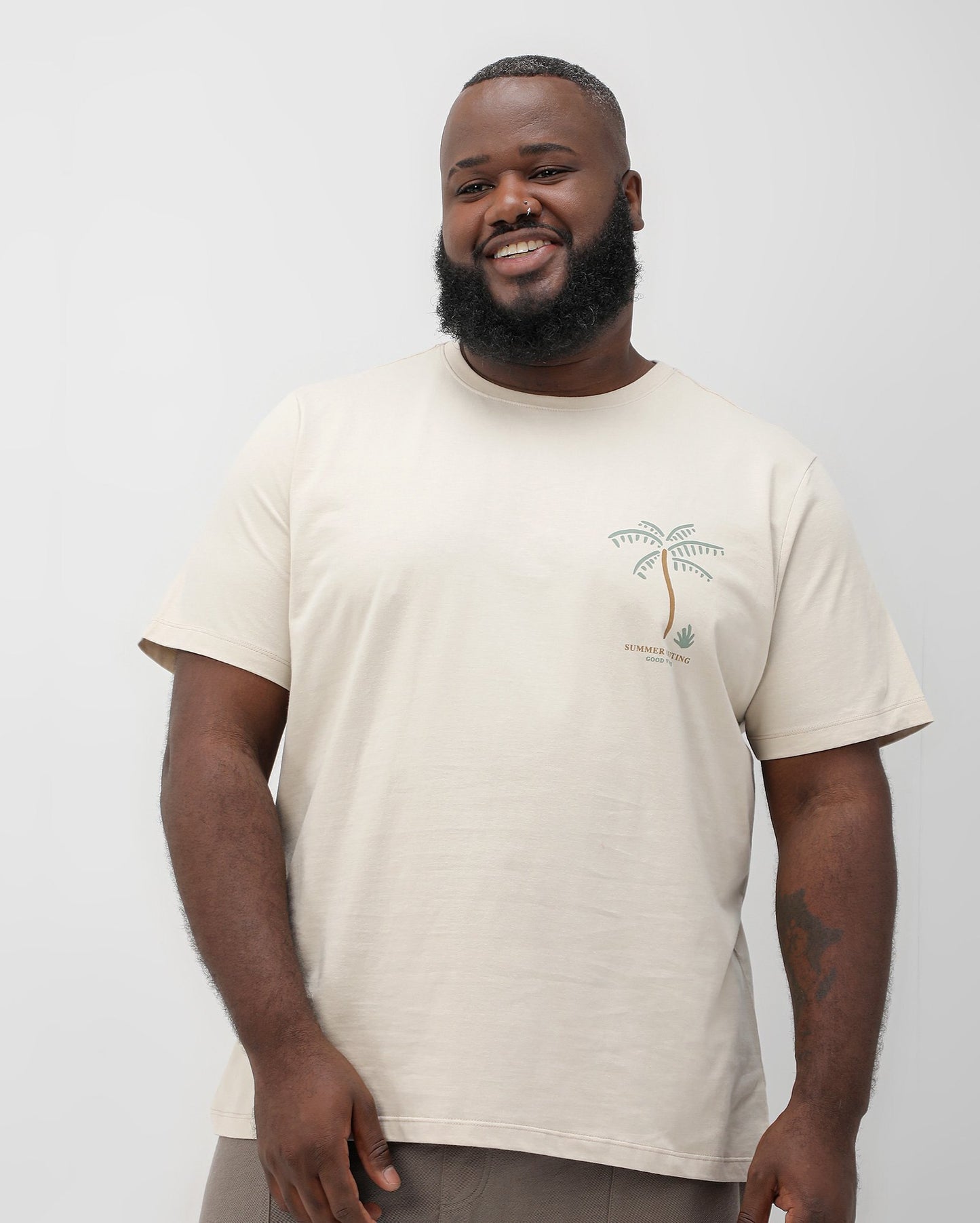 Camiseta masculina plus size bege com estampa de palmeira | Original Plus by Riachuelo