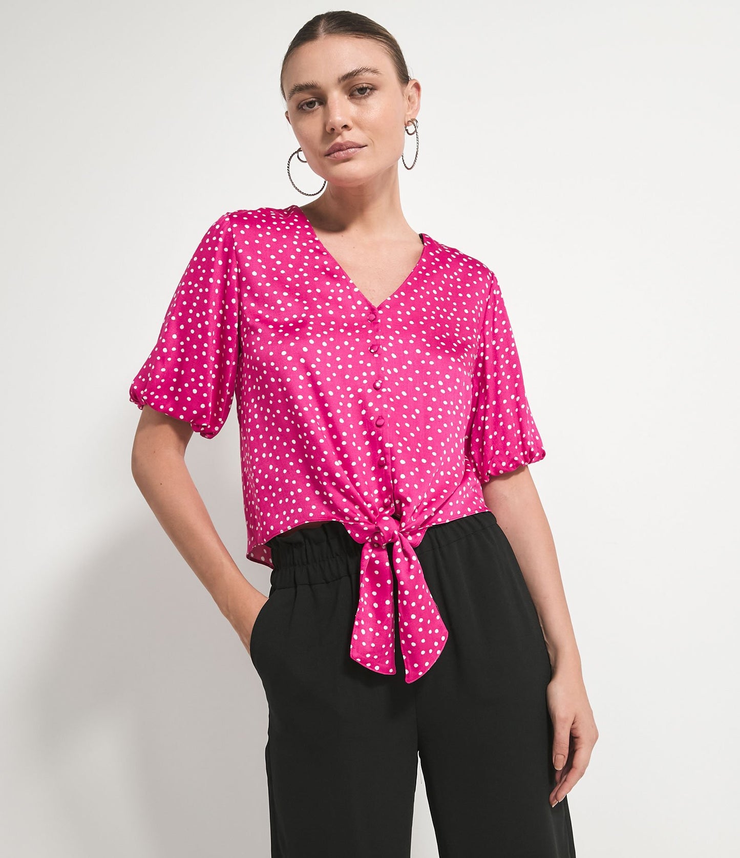 Blusa globo de manga corta con estampado de lunares y detalle de lazo rosa