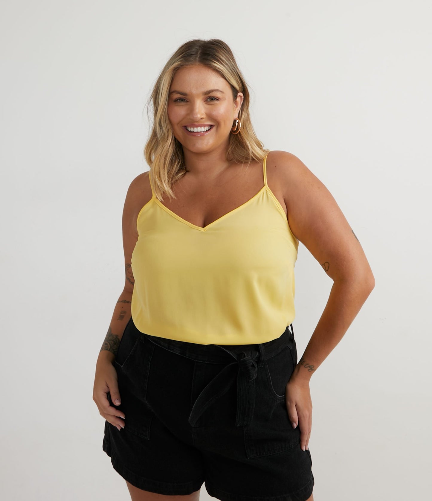 Blusa de crepe sem mangas em amarelo sólido - Curve & Plus Size