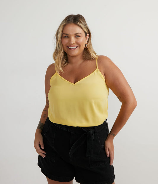 Blusa de crepe sem mangas em amarelo sólido - Curve & Plus Size