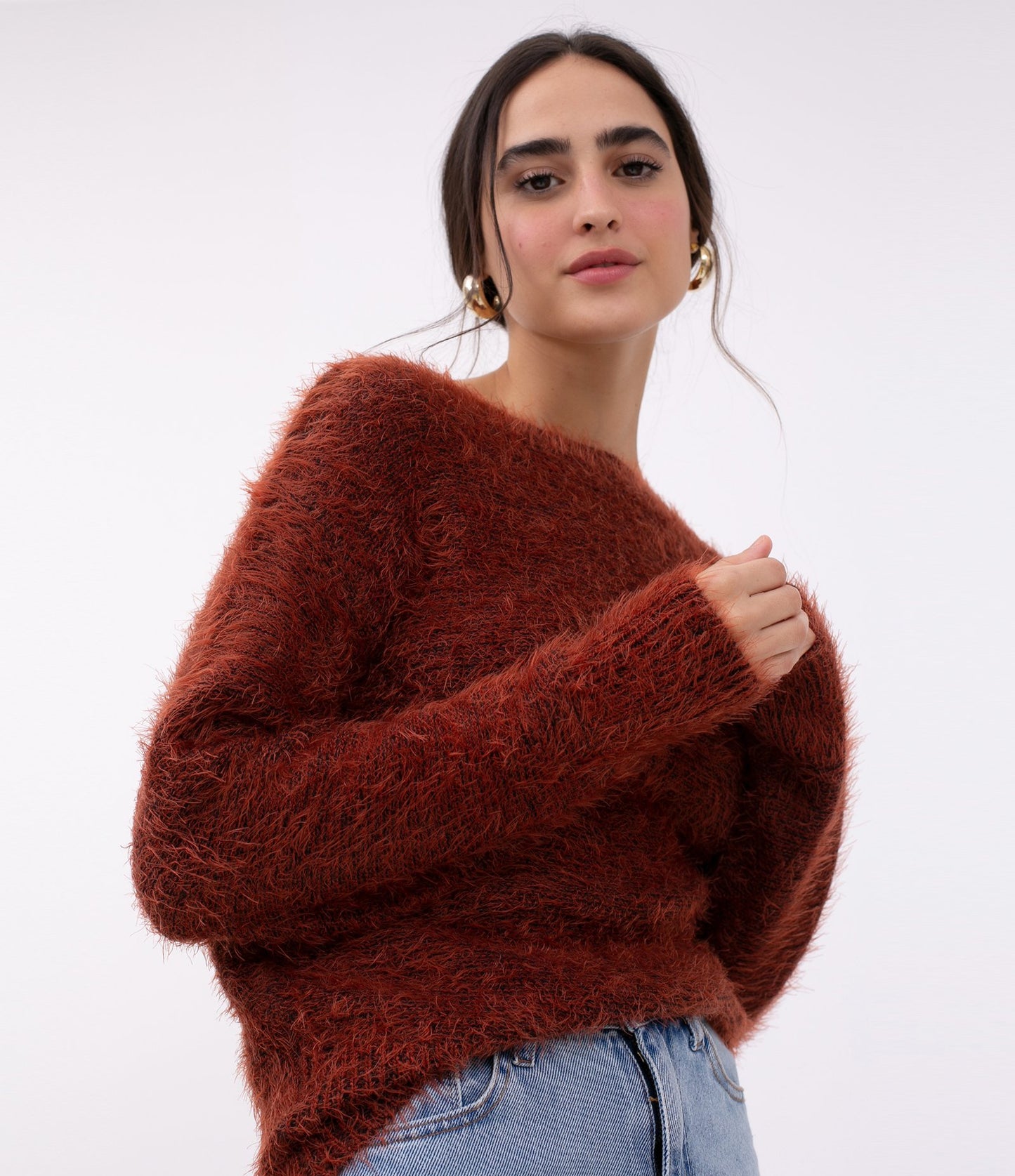 Jersey de punto marrón con piel sintética