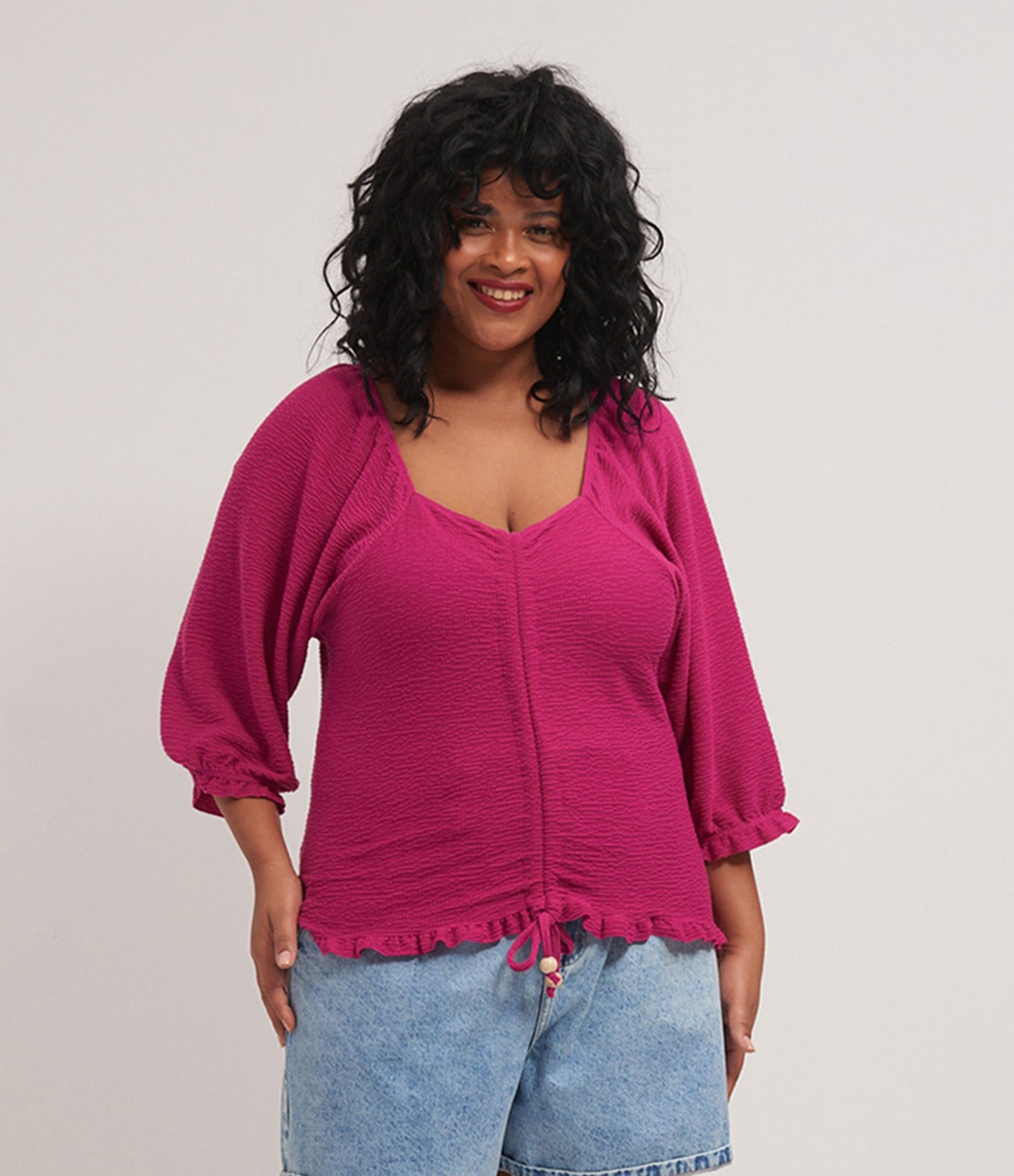 Blusa texturizada de manga 3/4 con fruncido delantero, Curvas y tallas grandes, Rosa
