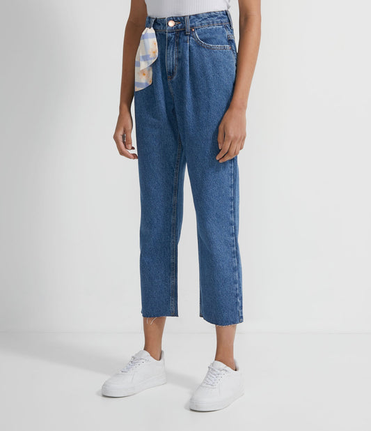 Jeans azul escuro com corte reto e laços para cinto com cachecol