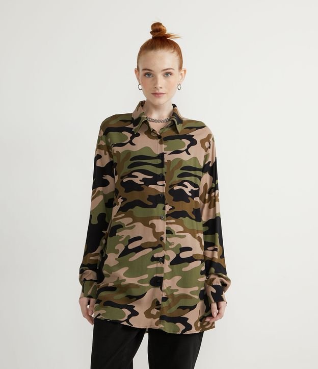 Camisa de viscose estendida com estampa de camuflagem verde