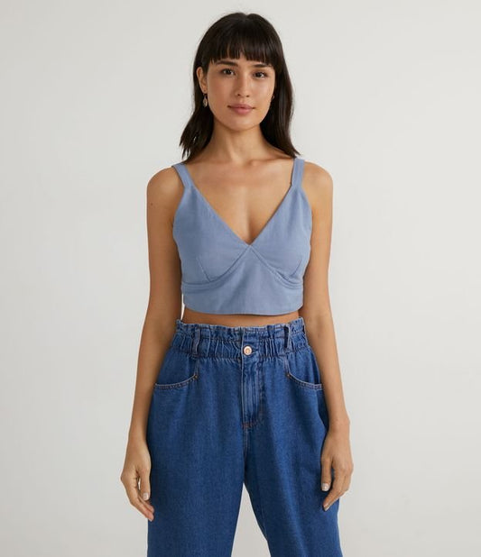 Canotta cropped in lino con schiena smockata in blu