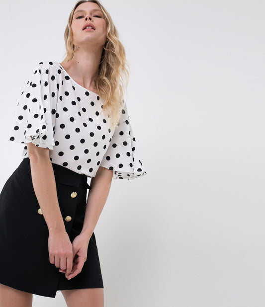 Blusa Off-White com Poás e Mangas com Babados