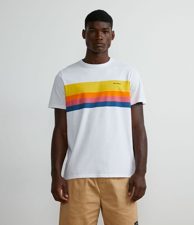 Camiseta de manga curta com listras multicoloridas no peito e letras brancas
