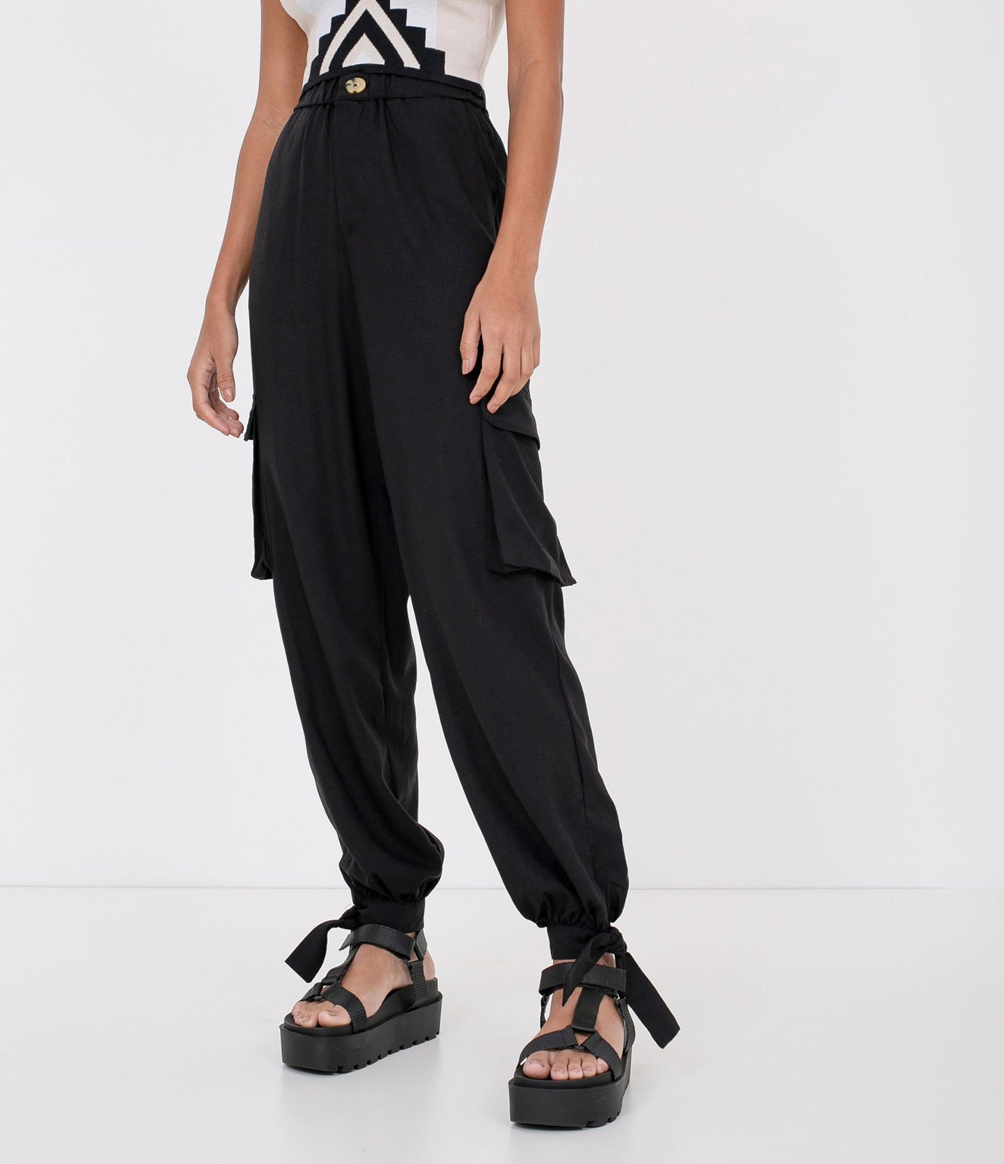 Calça de linho preta lisa com cintura marcada