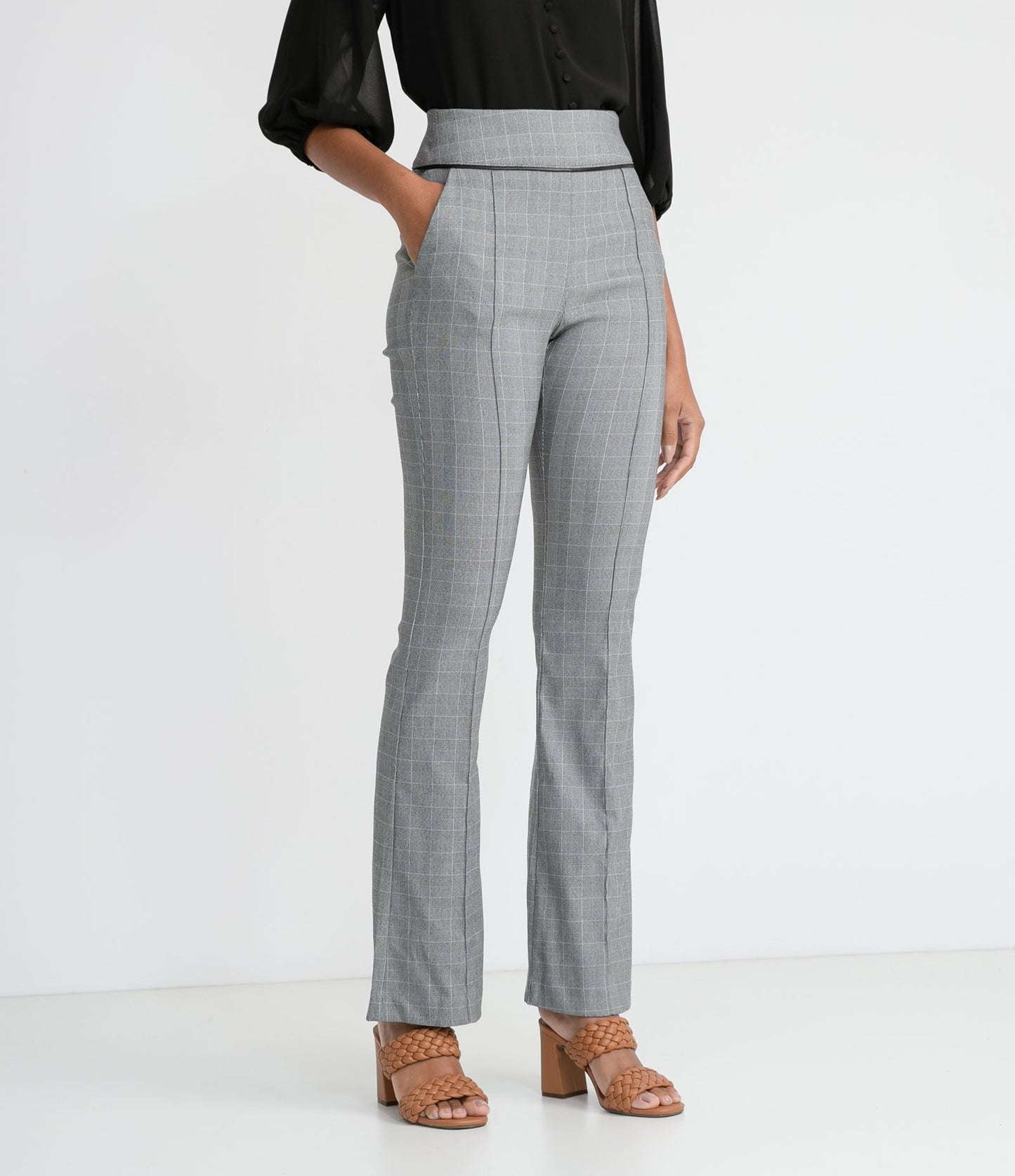 Calça bootcut em viscose xadrez cinza