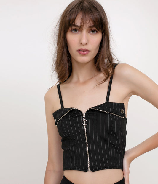 Blusa Preta Cropped com Risca de Giz e Zíper Frontal
