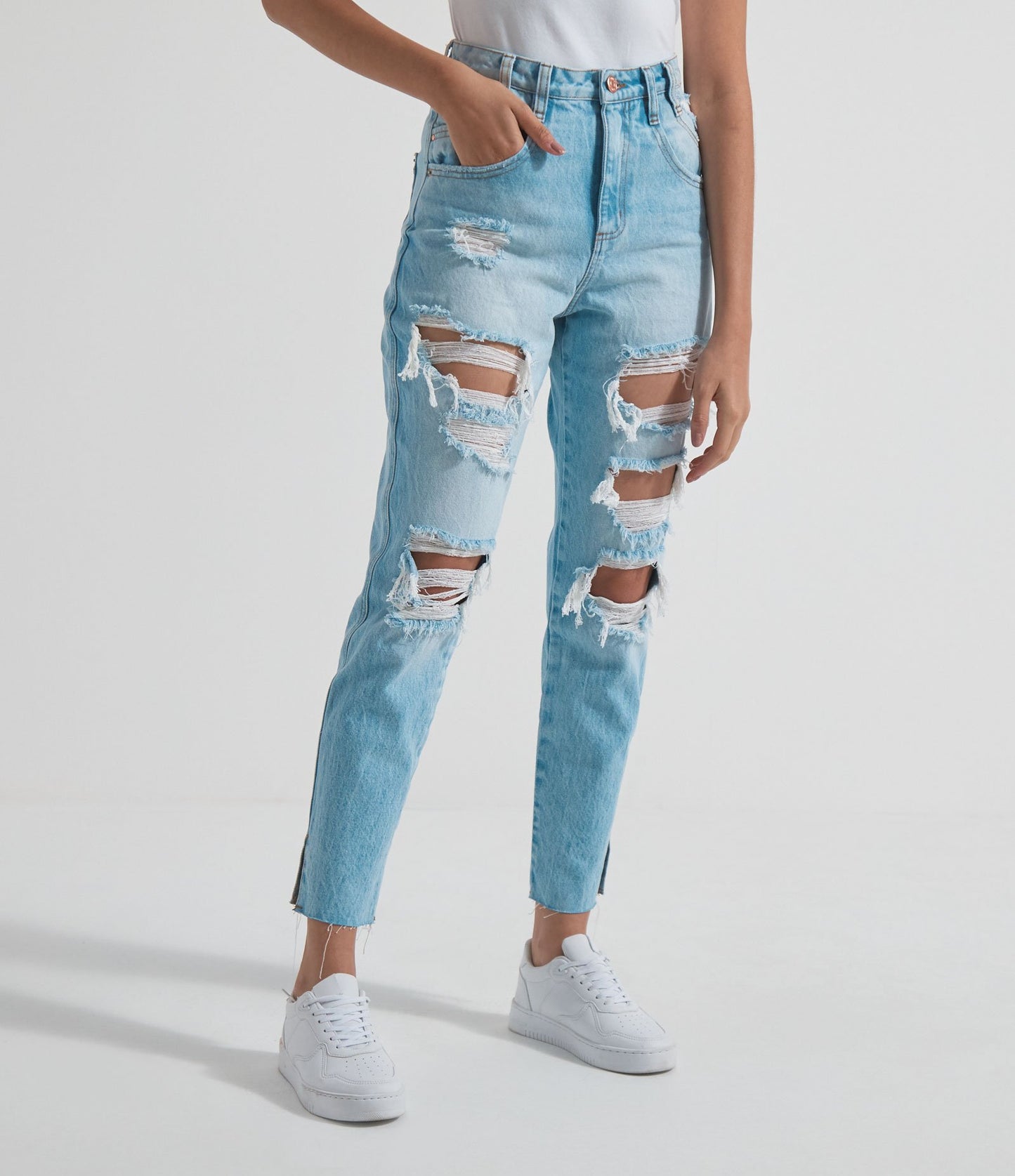 Calça jeans simples azul com rasgos