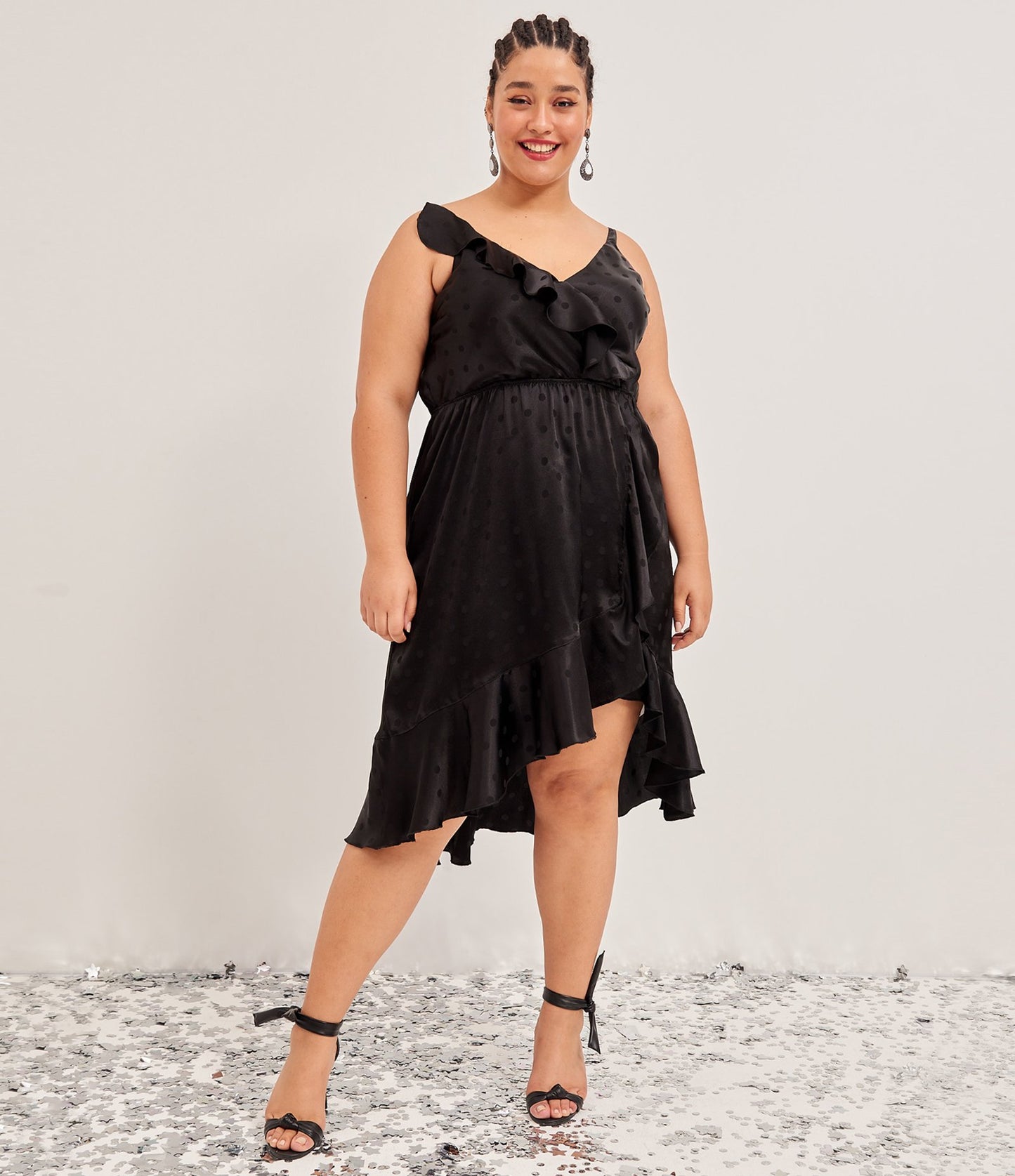 Vestito midi in raso con volant e pois, taglie forti e taglie forti, nero