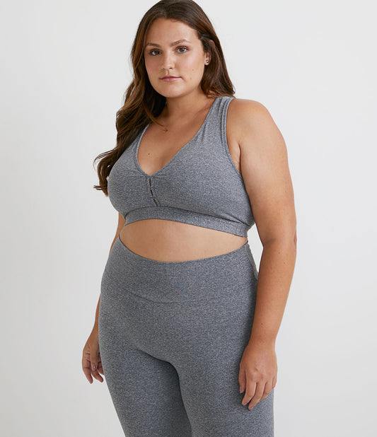 Top esportivo cinza com alças em poliamida e acolchoado, tamanho para curvas e plus size