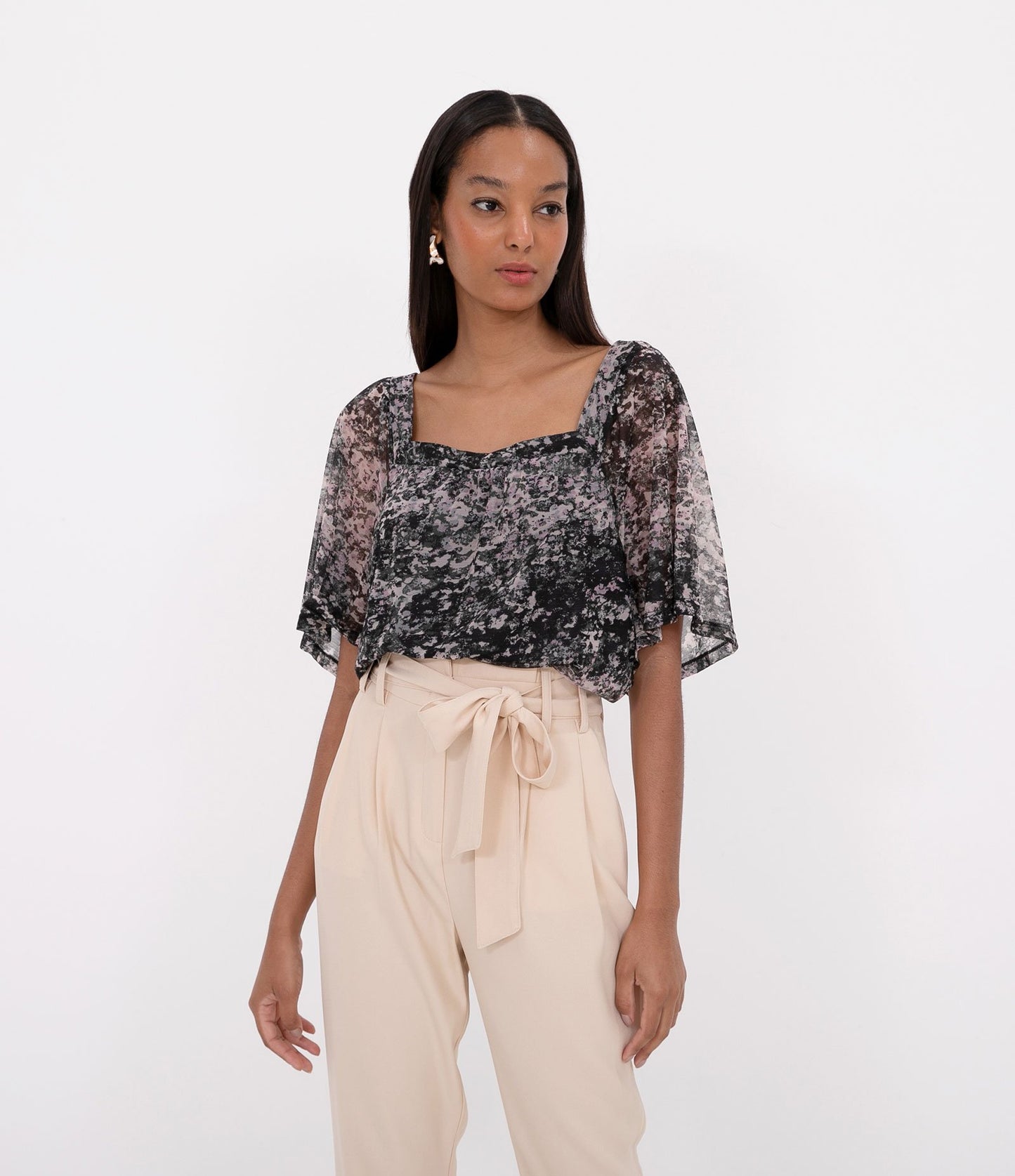 Camicetta nera stampata con maniche ampie