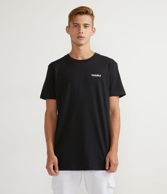 Camiseta de manga curta com estampa de letras no peito e design nas costas em preto