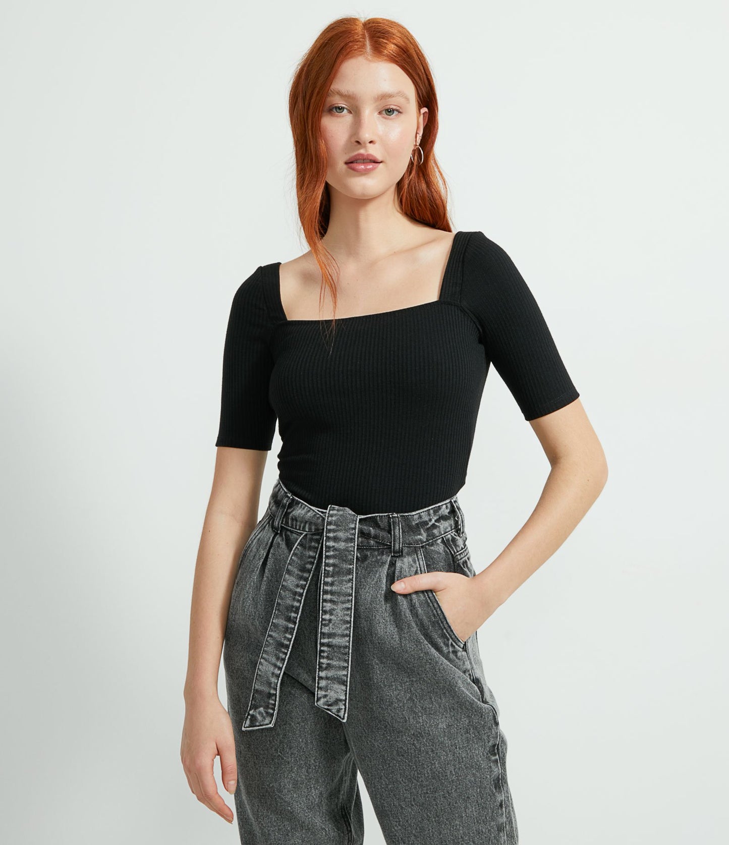 Top negro de canalé de manga corta y escote cuadrado