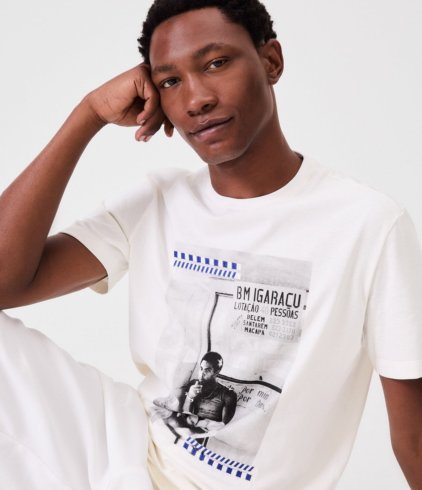 Maglietta in cotone bianco con stampa "Por Mim Por Deus" Gilberto Gil