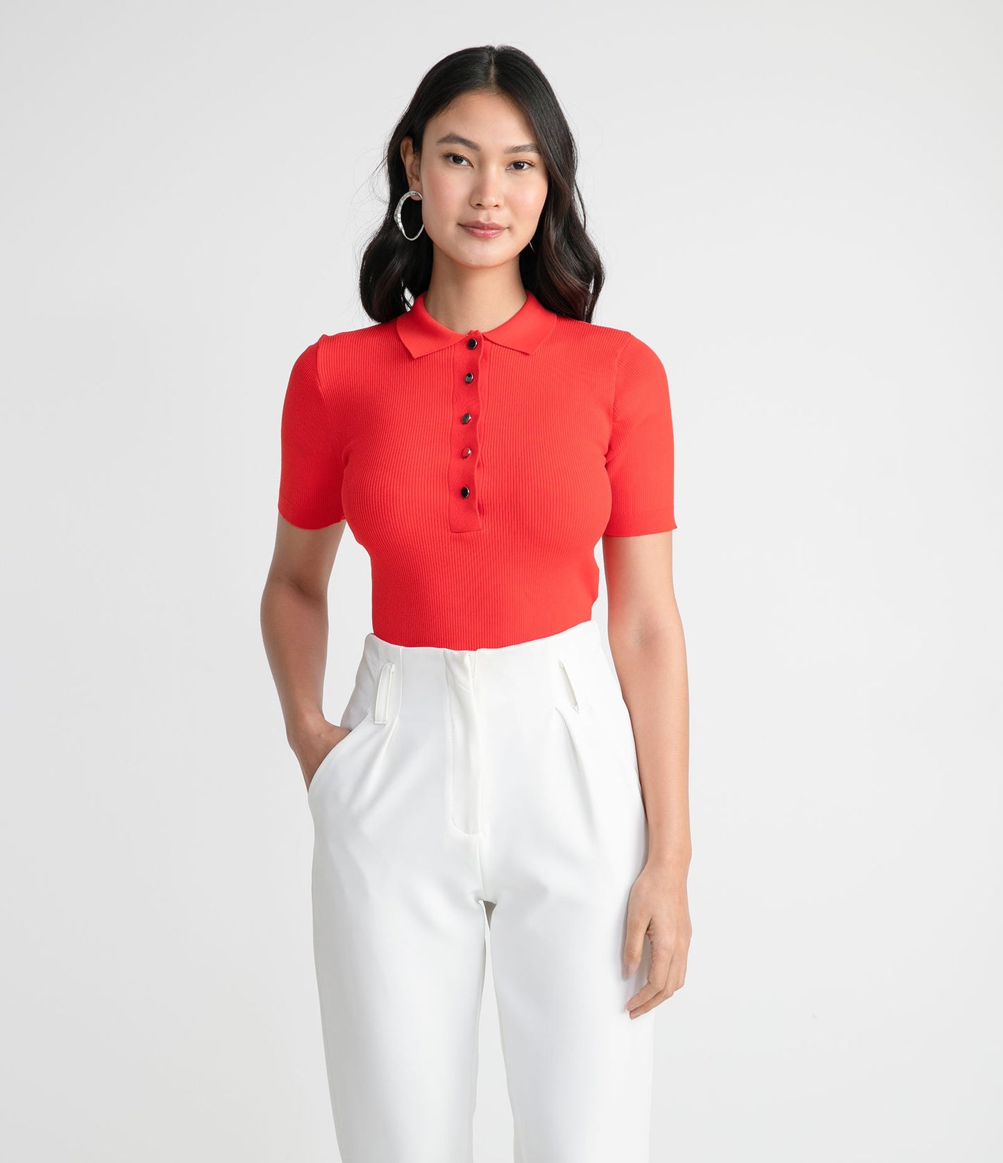 Blusa roja de punto con cuello de polo y manga corta