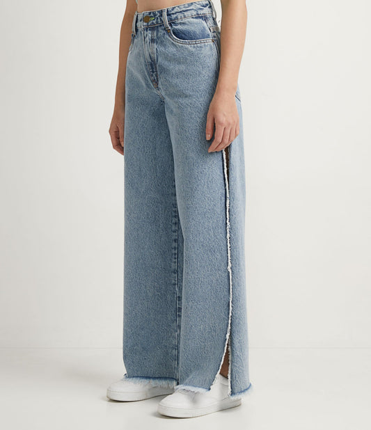 Calça jeans de perna larga com fenda lateral e bainha desfiada em azul