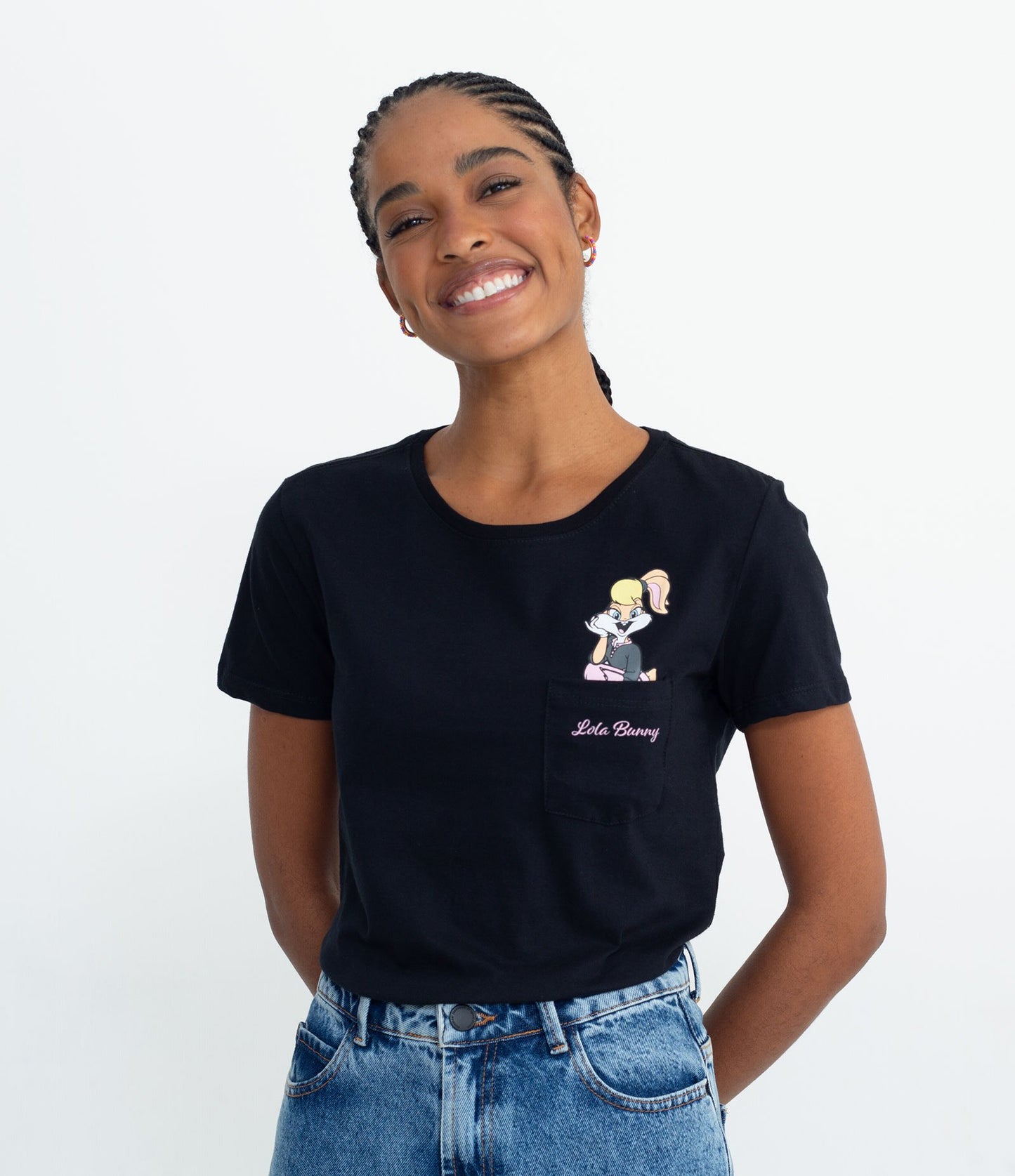 Camiseta de Manga Curta em Malha Macia com Bolso e Estampa da Lola Bunny - Preta