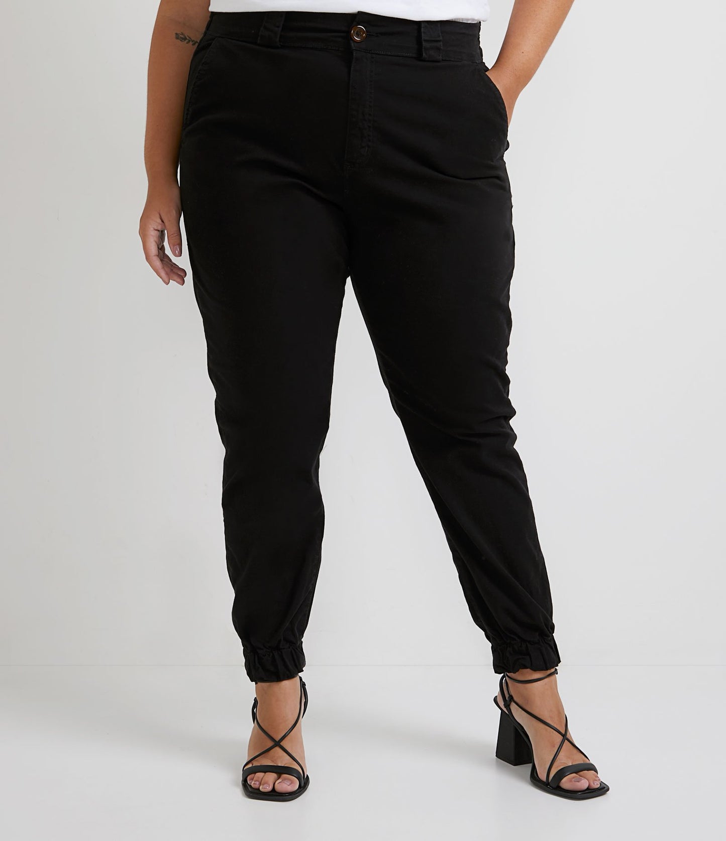 Calça Jogger de sarja preta com botão contrastante - Curve e Plus Size