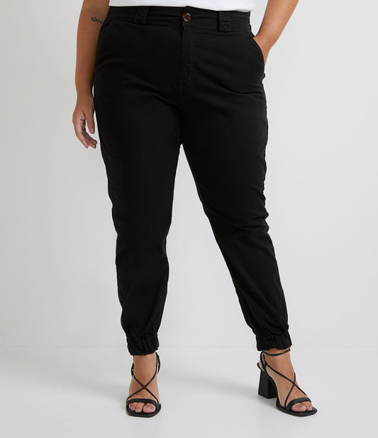 Calça Jogger de sarja preta com botão contrastante - Curve e Plus Size