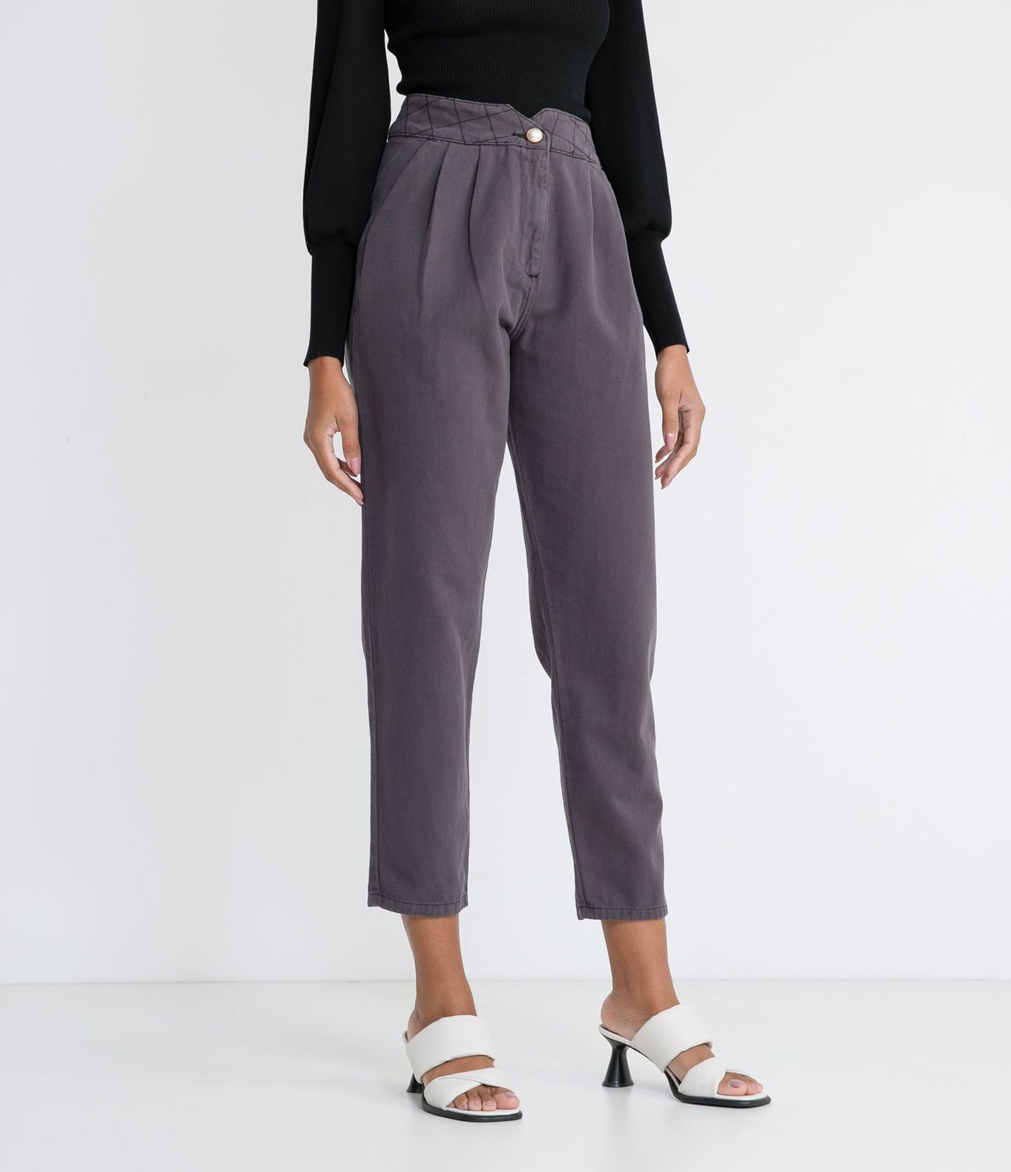 Pantaloni in twill con cintura dettagliata e bottone con perla nera