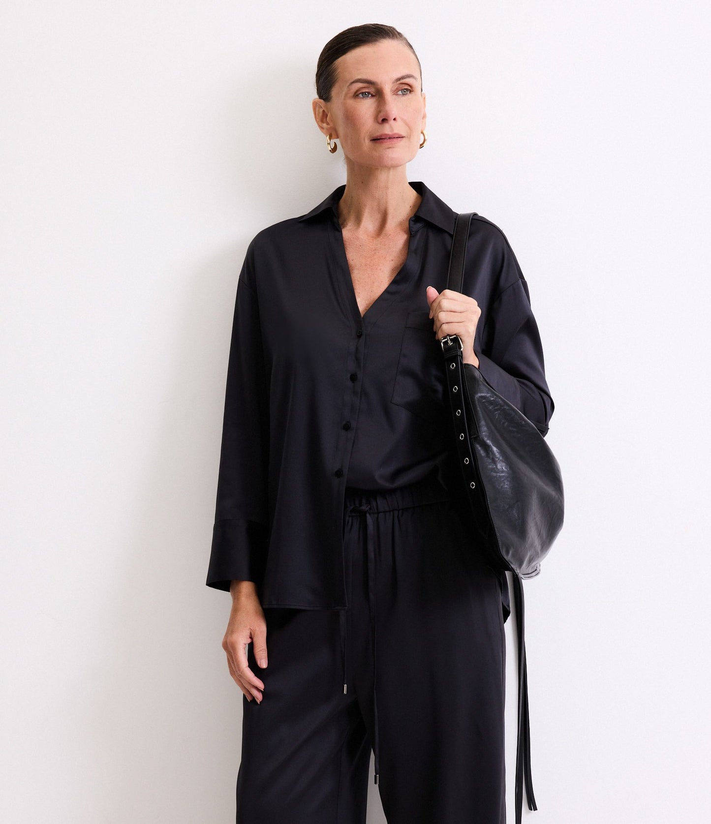 Camisa Oversized de Cetim Preto com Caimento Leve