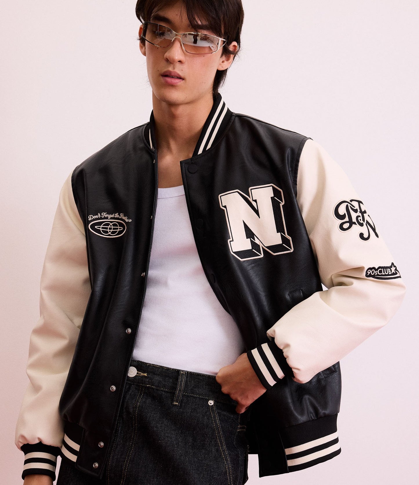 Bomber universitario in PU nero con scritte