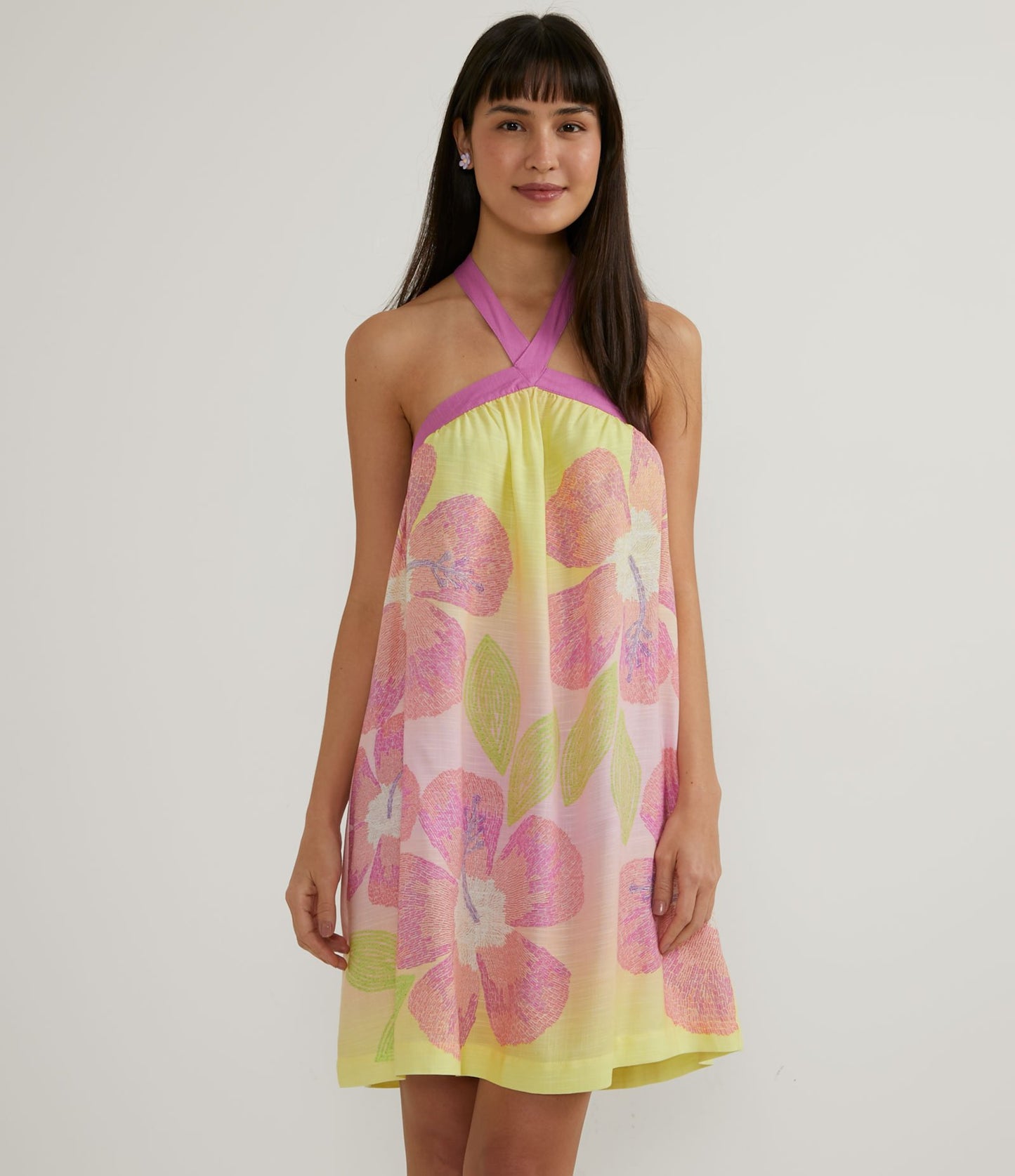 Vestido curto com decote halter em viscose com estampa floral rosa