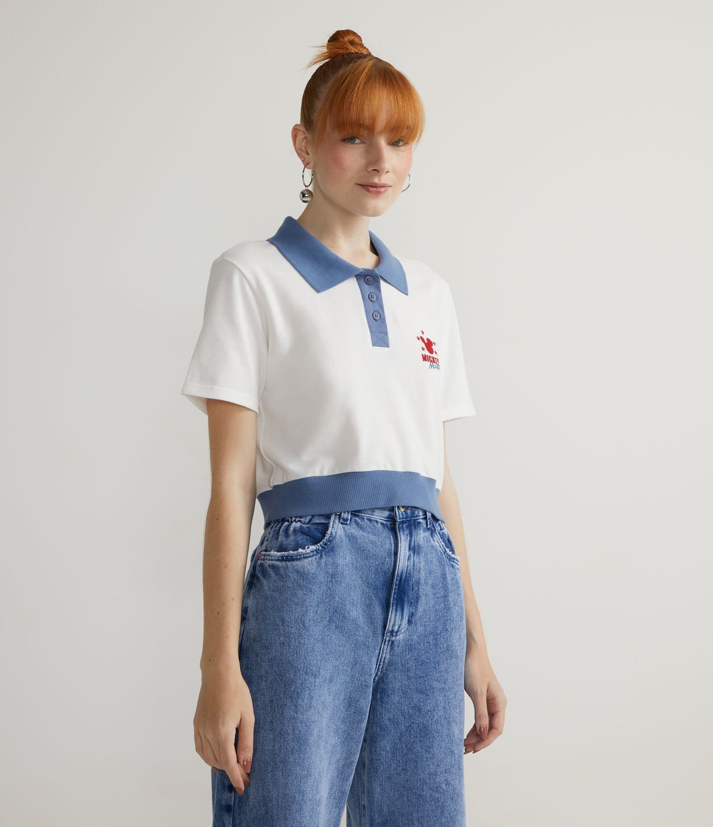 Polo Cropped de Malha Piqué com Bordado Branco do Mickey