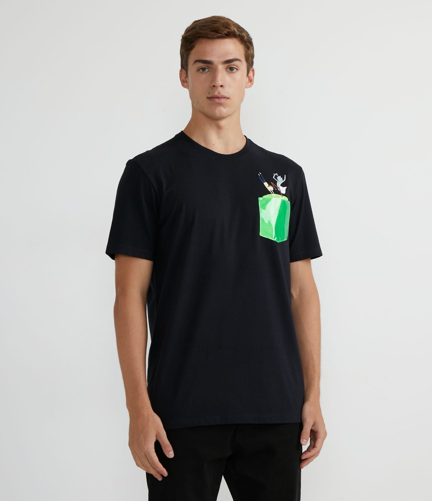 Camiseta negra con estampado frontal de Rick y Morty y bolsillo reflectante