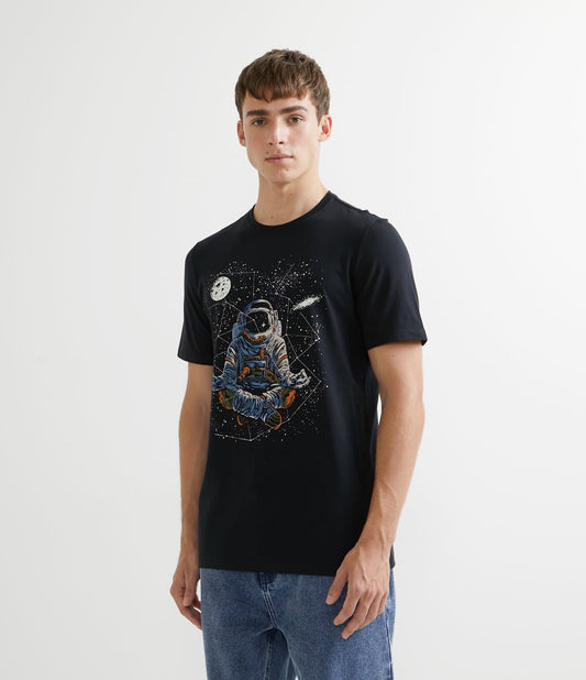 Camiseta de manga curta com estampa de astronauta meditando - Preto