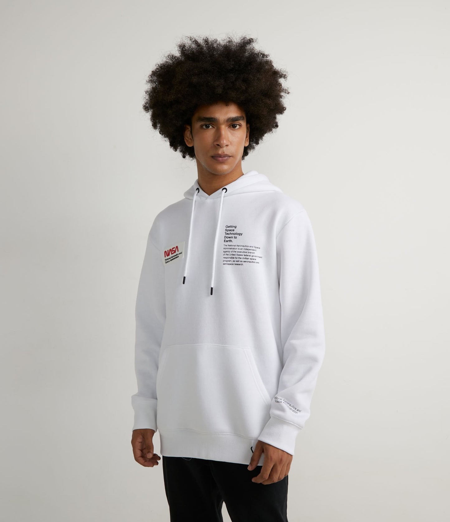 Moletom branco com bolso canguru, emblema da NASA e faixa refletiva nas costas