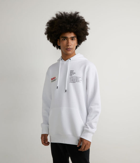 Moletom branco com bolso canguru, emblema da NASA e faixa refletiva nas costas