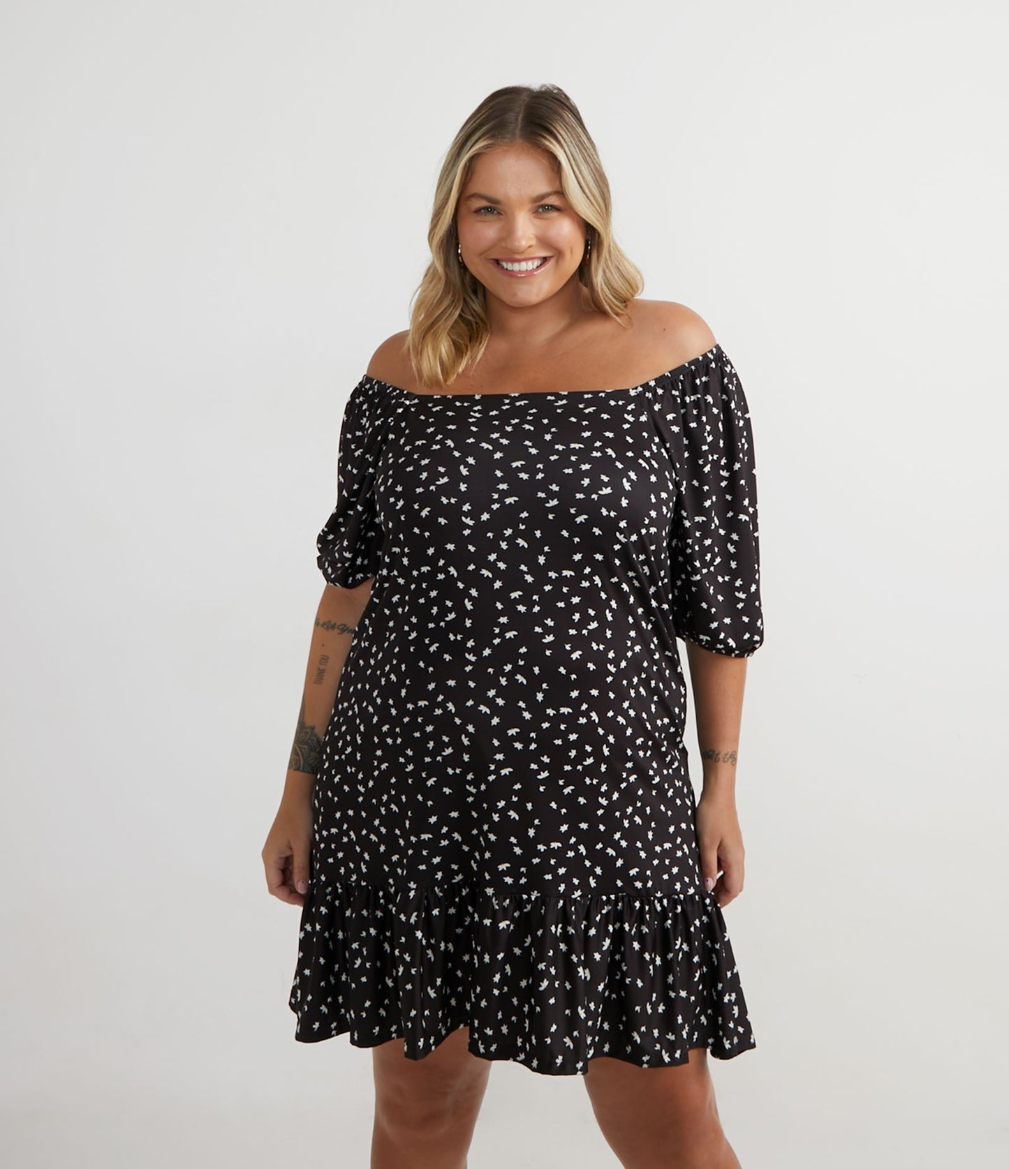 Vestito corto nero con stampa margherita - Curve e taglie forti