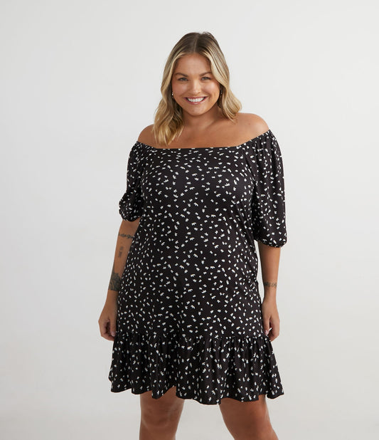 Vestido curto preto com estampa de margaridas - Curve e Plus Size
