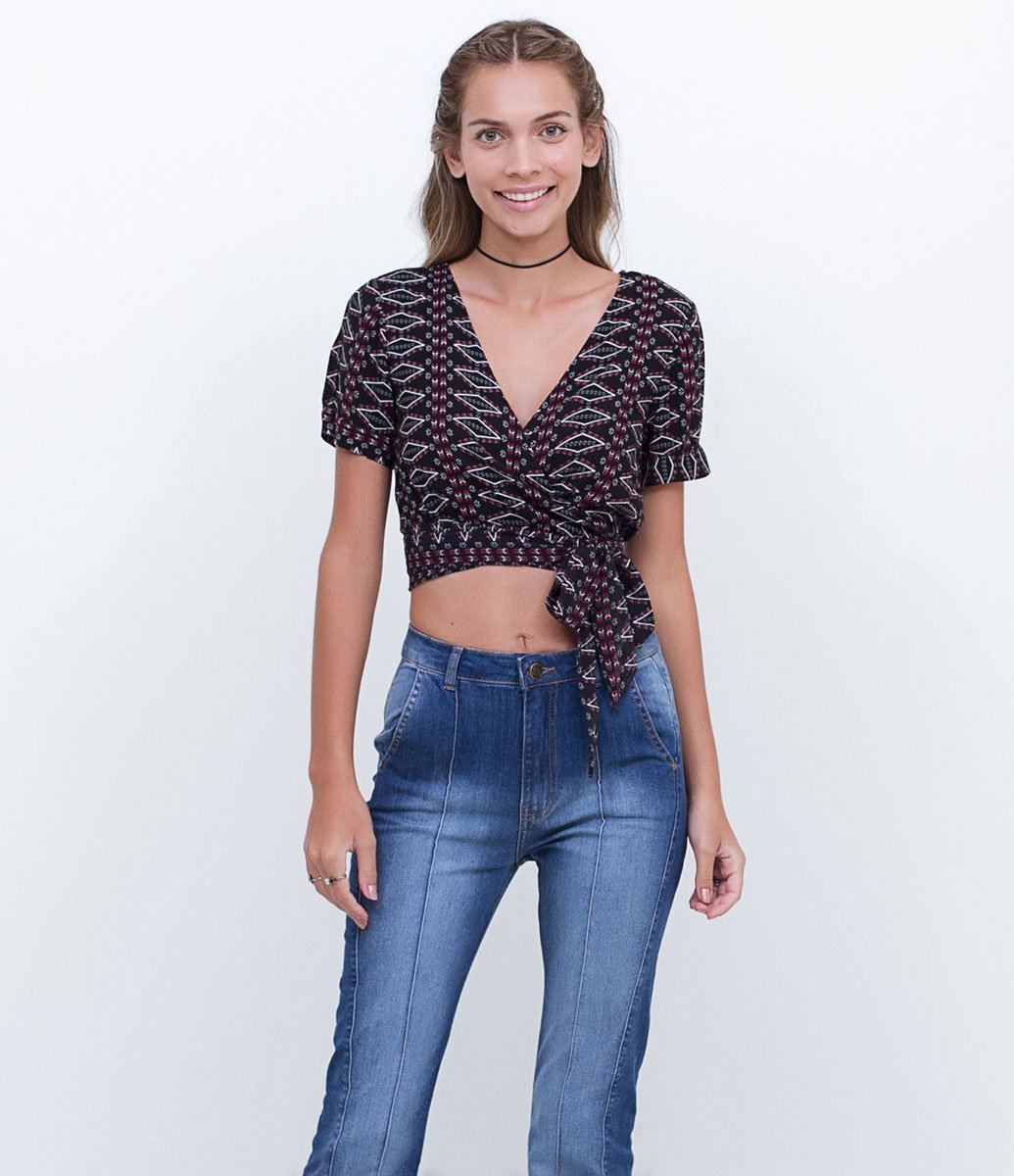 Camicetta nera con dettaglio cravatta