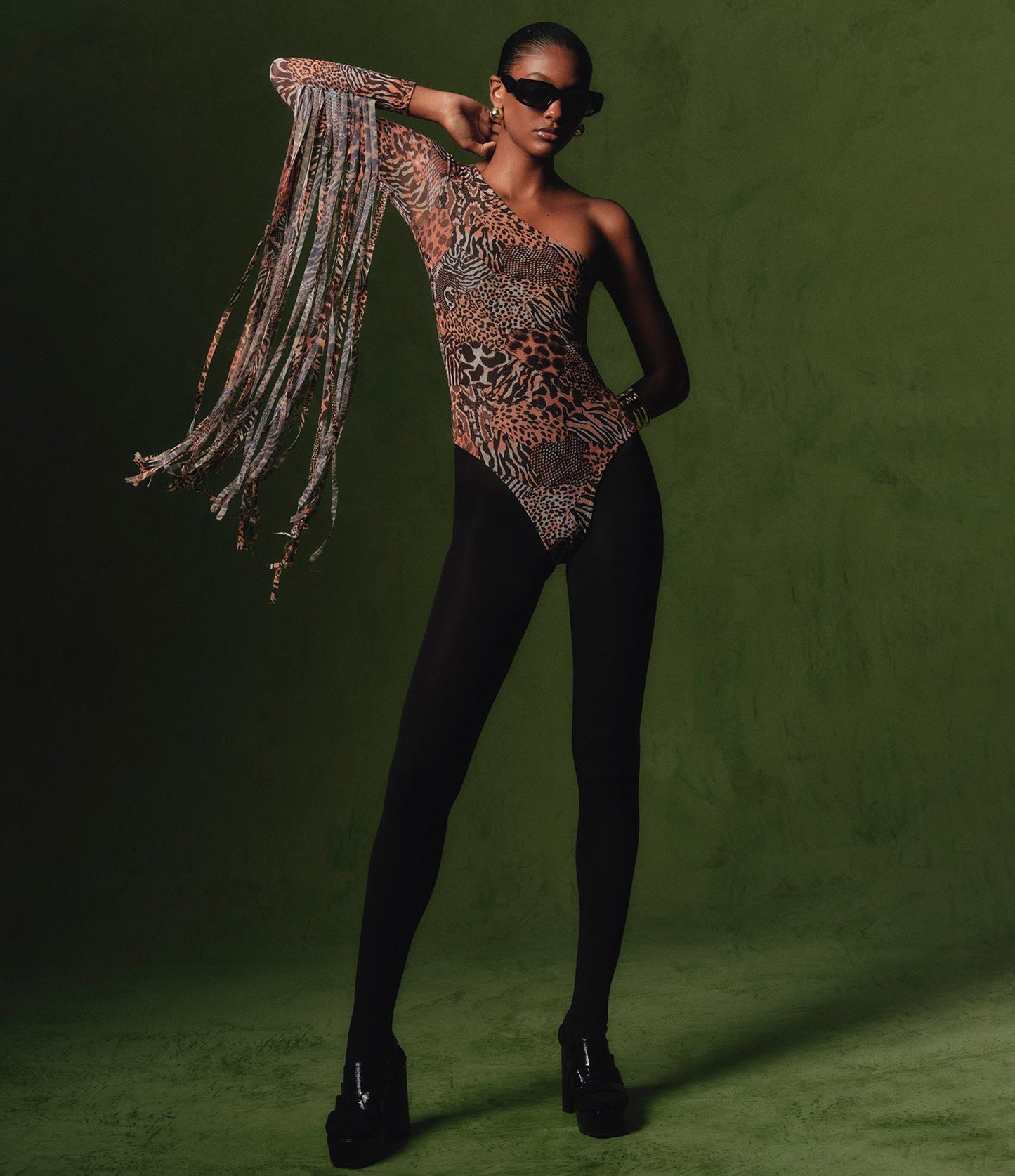Body monospalla in tulle con frange marrone